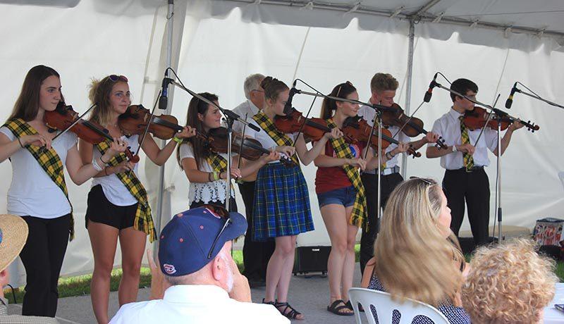 A group of young fiddlers in action. (Photo credit : Maxime Myre)