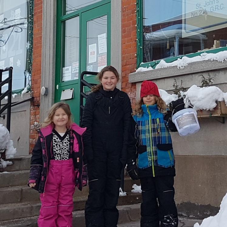 Niederegger family wins library snowman contest