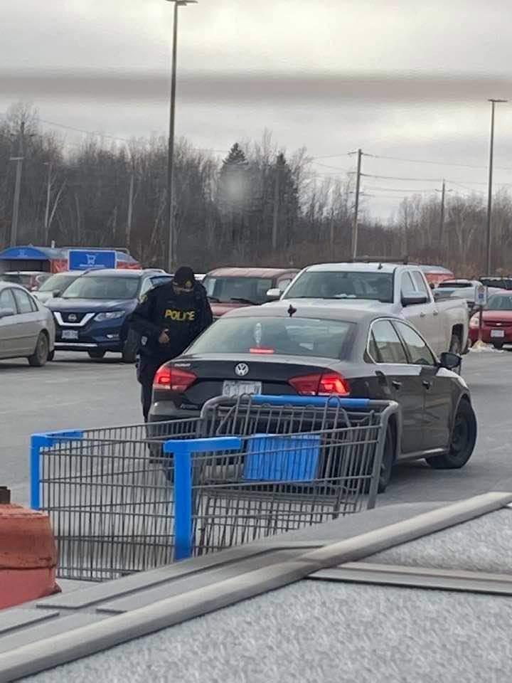 OPP were not sending Québec shoppers home; they were at retailer’s parking lot to remind people about health regulations