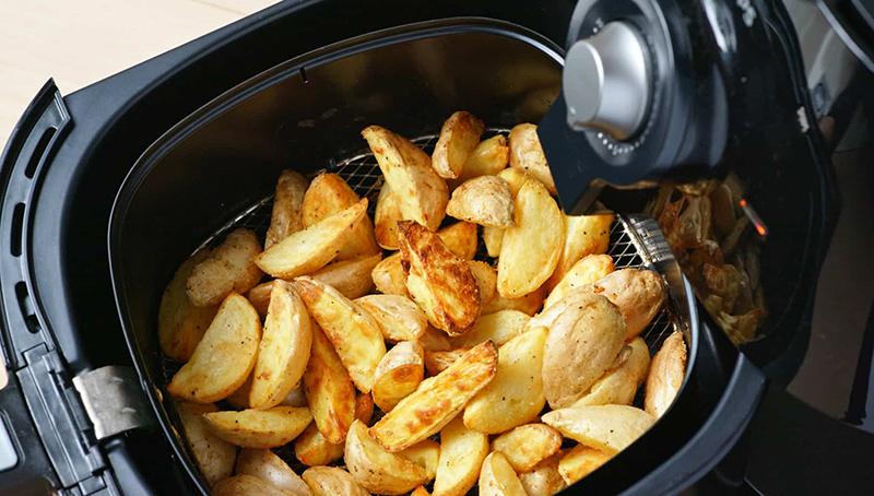 <span class="spa-indicator">Sponsored</span> Best air fryers for Canadians in 2022: Fried food made healthy