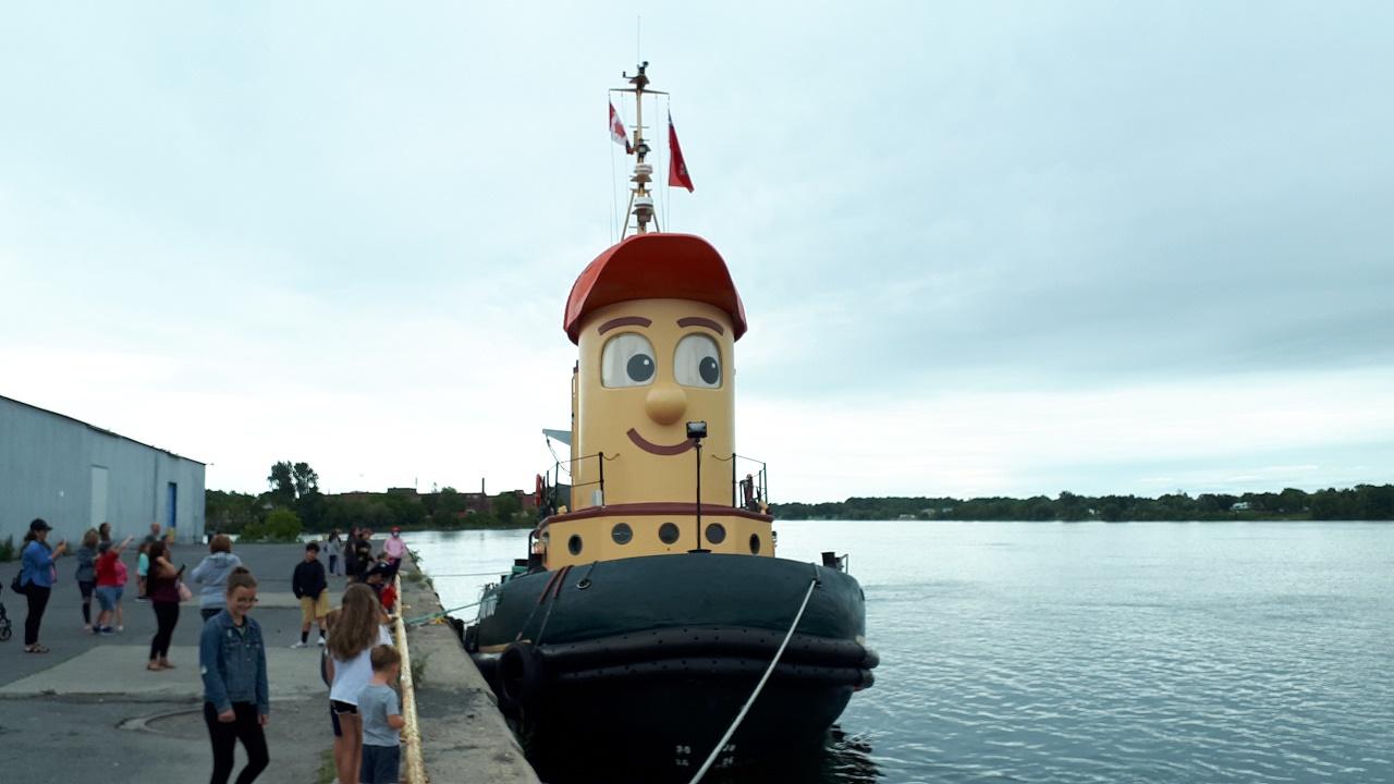 Theodore Tugboat draws crowds while travelling up St. Lawrence Seaway to new home in Hamilton