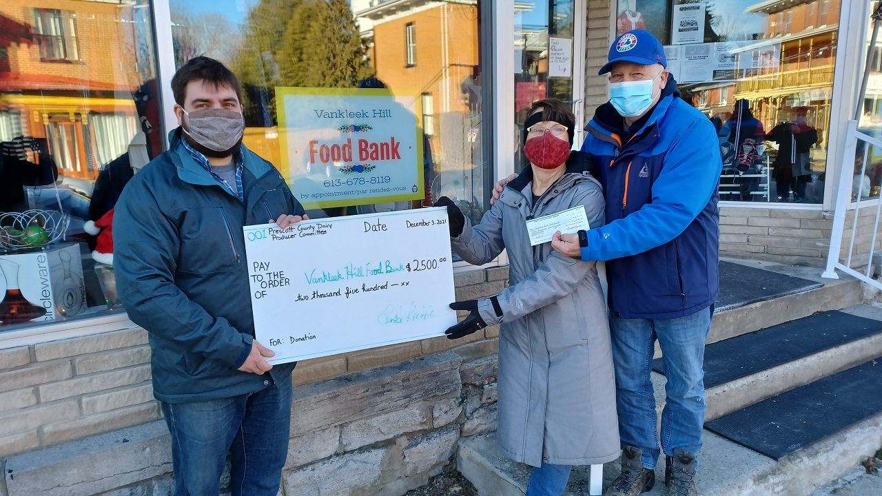 Dairy farmers donate to Vankleek Hill food bank